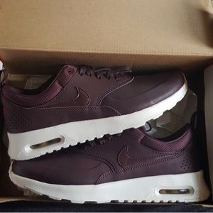 nike thea maroon